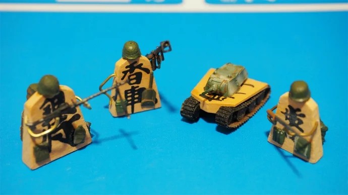 戦闘車両のように造形した将棋コンバットの駒